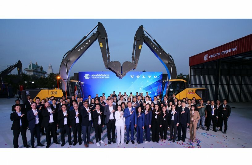 Celebrating Volvo CE’s partnership with CHAB and the New Generation EC210 launch in Thailand<br>IMAGE SOURCE: Volvo Construction Equipment