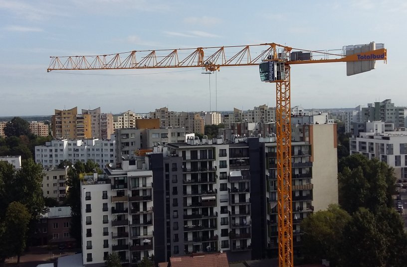 Three Potain cranes keep Warsaw apartment block project on schedule. <br> Image source: MANITOWOC COMPANY, INC.