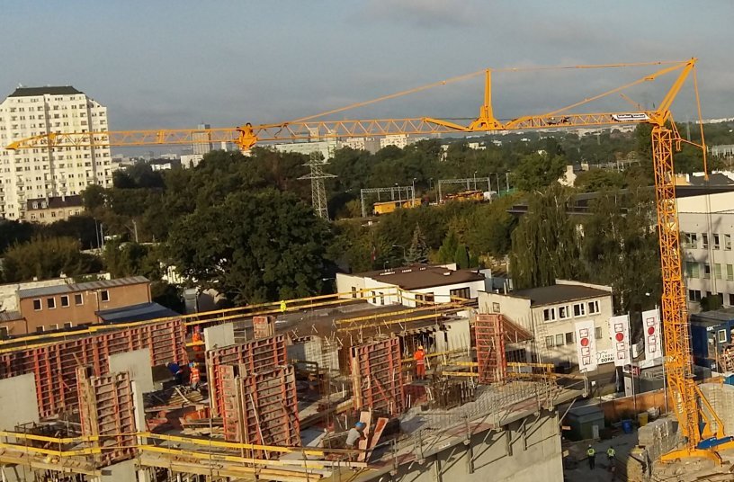 Three Potain cranes keep Warsaw apartment block project on schedule. <br> Image source: MANITOWOC COMPANY, INC.