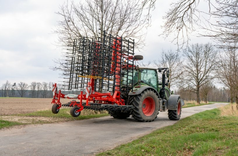 TINECARE V 12050 MASTER folds into 5 sections for compact road transport<br>IMAGE SOURCE: PÖTTINGER Landtechnik GmbH