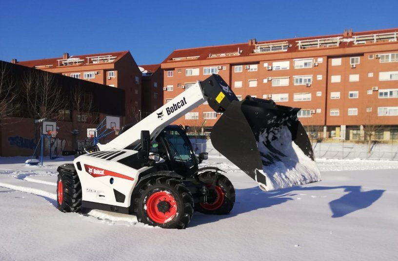 Bobcat Machines Remove Surprise Snow in Madrid <br> Image source: Doosan Bobcat EMEA