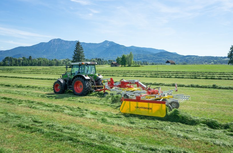 Clean and tidy rake work with the new TOP 632 A with CURVETECH.<br>IMAGE SOURCE: PÖTTINGER Landtechnik GmbH