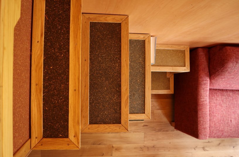 Treppenschrank mit Platten aus Feuchtwiesengräsern im Paludi-Tiny House <br>Bildquelle: Greifswald Moor Centrum