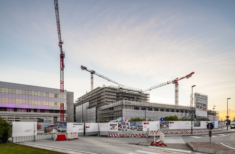 Trio of Potain cranes construct hospital of the future in Treviso, Italy <br> Image source: MANITOWOC COMPANY, INC.