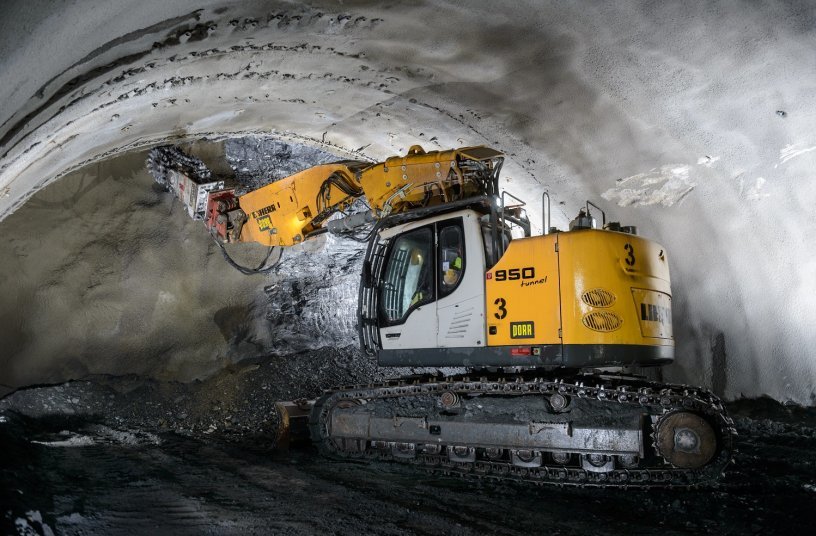An den Nordhälften eines Schnellstraßentunnels in Polen verwendet PORR einen Tunnelbagger mit einer Kettenfräse zum Auffahren der Tunnelröhren. <br> Bildquelle: Thomas Exel