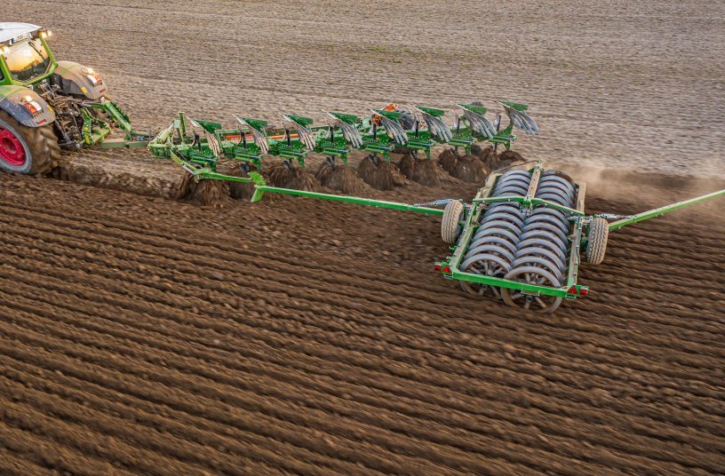The new AMAZONE Tyrok 400 semi-mounted reversible plough generates an optimum working profile at speeds of 8 to 10 km/h due to its extremely high robustness and state-of-the-art SpeedBlade plough body concepts.<br> Image source: AMAZONE