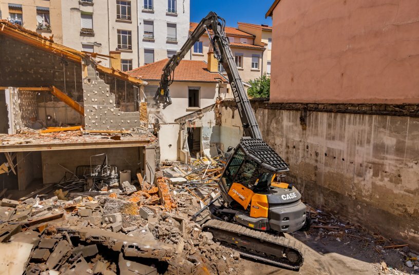 CX135E-XRD demolition excavator<br>IMAGE SOURCE: CASE Construction Equipment