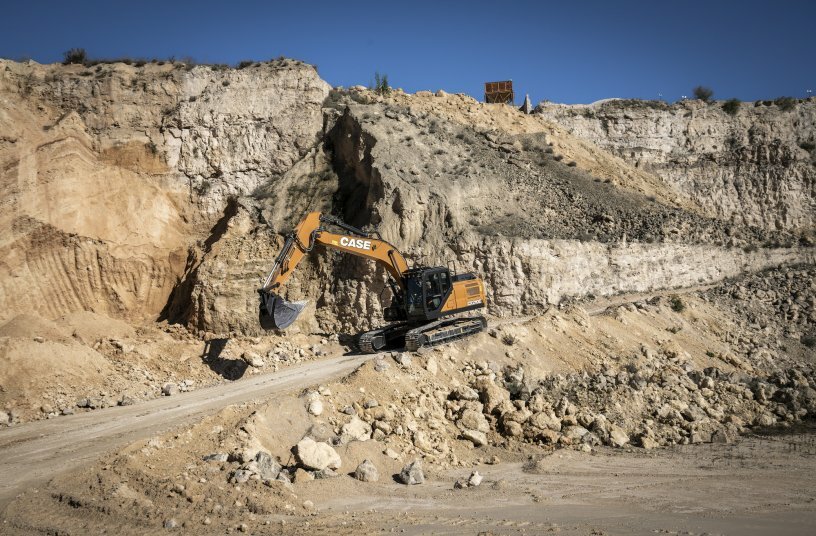 CX210E- S crawler excavator<br>IMAGE SOURCE: CASE Construction Equipment