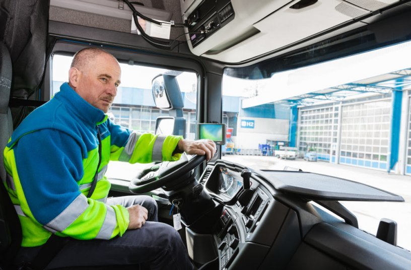 ﻿Fahrer Andreas Hintringer in seinem neuen Scania 770 S <br> Bildquelle: Scania