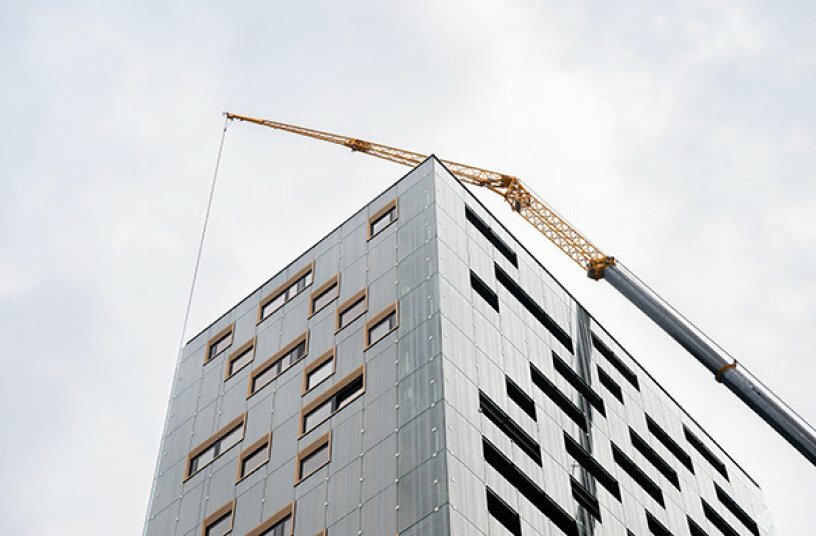   Each window weighs 800 kg, working at a radius of 58 m and heights of up to 70 m.<br>IMAGE SOURCE: MANITOWOC COMPANY, INC.