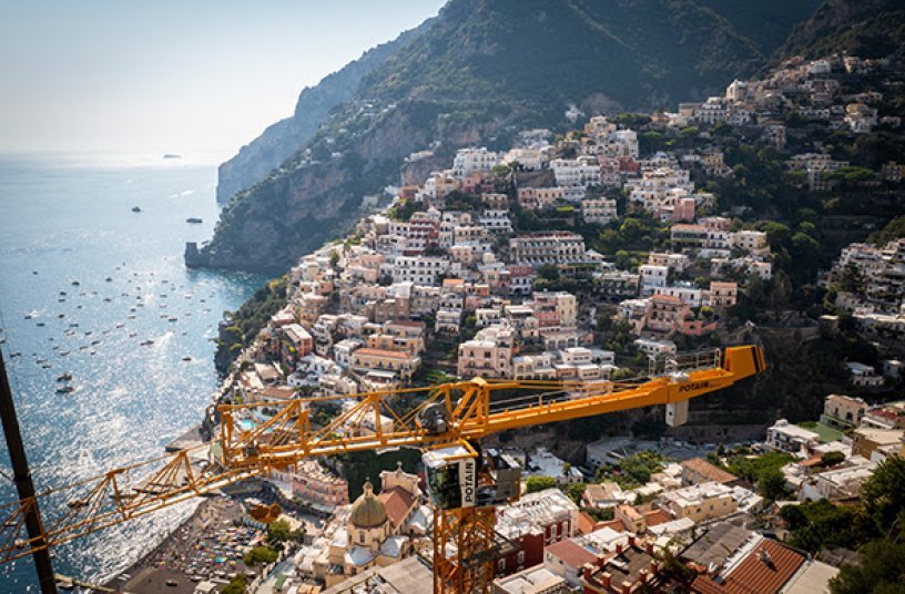 Gemar’s Potain MDT 189 tower crane overlooks the steep, narrow streets of Positano on Italy’s Amalfi Coast and the glittering Mediterranean Sea. <br> Image source: MANITOWOC COMPANY, INC.