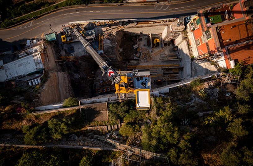 Dealer Edilcom Gru meticulously planned the assembly considering the restrictions on heavy vehicles between Sorrento and Amalfi and the limited space to unload the components <br> Image source: THE MANITOWOC COMPANY, INC.