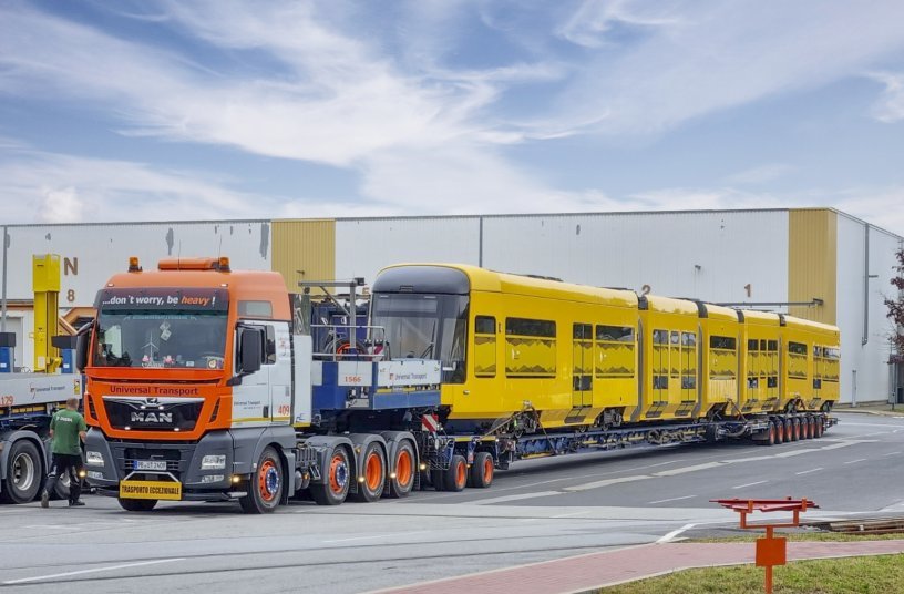 UTM GIVES STREETCARS A PIGGYBACK<br>IMAGE SOURCE: Goldhofer Aktiengesellschaft 