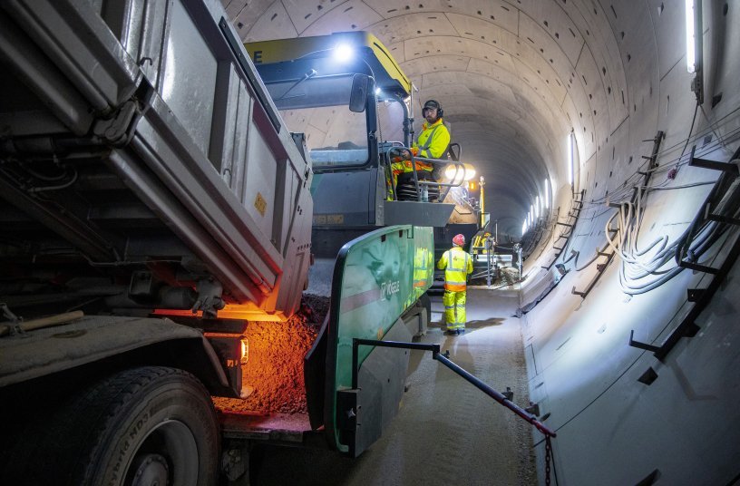 Power pack: the MT 3000-2i Offset high-performance material feeder from Vögele ensured uninterrupted, smooth paving. <br> Image source: WIRTGEN GROUP