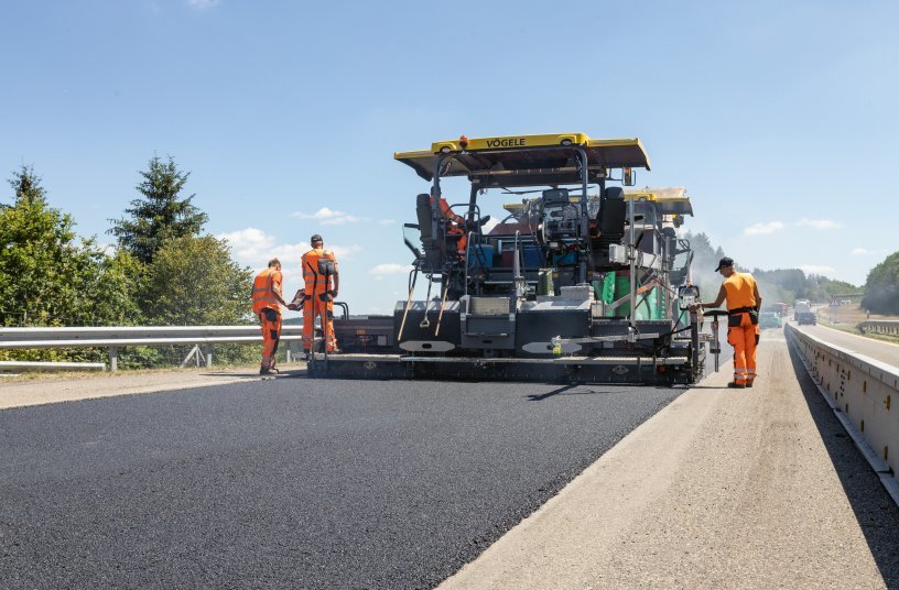 High degree of flexibility: Vögele extending screeds are particularly variable, enabling them to manage even job sites with frequently and significantly varying pave widths.<br>IMAGE SOURCE: WIRTGEN GROUP; Vögele
