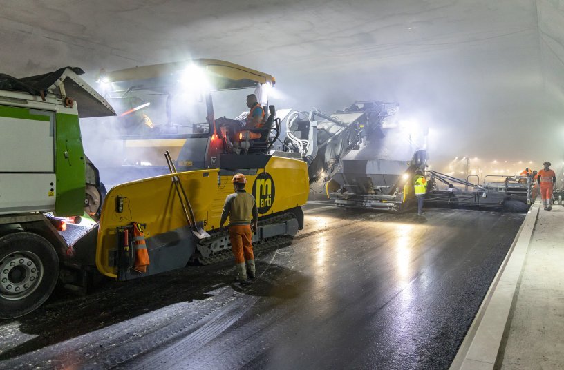 Powerful machine combination: the Vögele MT 3000-2i Offset PowerFeeder, the SUPER 2100-3i Road Paver and the SB 300 Fixed-Width Screed achieved a perfectly even result, even over a width of 11.5 m. <br> Image source: WIRTGEN GROUP