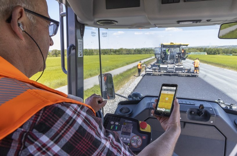 Roller operators, too, can use the Jobsite Temp app: for example, to have the distance from the paver displayed and to define exclusion zones. <br> Image source: WIRTGEN GROUP
