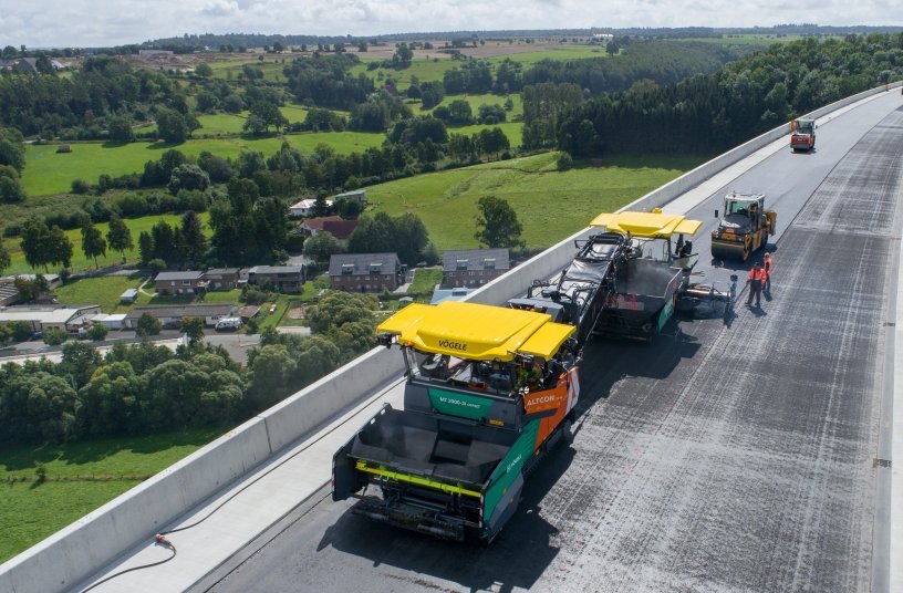Latest-generation Vögele machines: the paving team were able to pave the surface course efficiently and to a high standard of quality using the SUPER 1800-3i road paver and MT 3000-3i Offset PowerFeeder. <br> Image source: WIRTGEN GROUP
