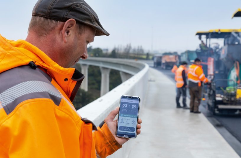 All temperature and paving data visible: the WITOS Paving Docu and Jobsite Temp applications from Vögele enabled paving supervisor Dennis Voss to coordinate all processes perfectly and to assure a high degree of paving quality. <br> Image source: WIRTGEN GROUP