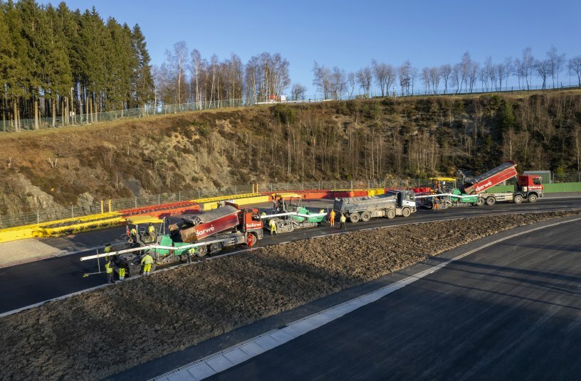 Optimum grade and slope control: all three Vögele pavers are equipped with a Big MultiPlex Ski, ensuring maximum evenness.<br>IMAGE SOURCE: WIRTGEN GROUP
