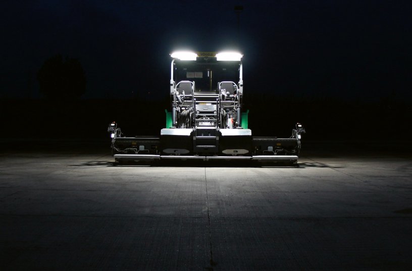 Brightly lit: Light Package Plus means that the integrated lighting system of Vögele’s Dash 5 generation provides even illumination of the whole working area at all times.<br>IMAGE SOURCE: WIRTGEN GROUP
