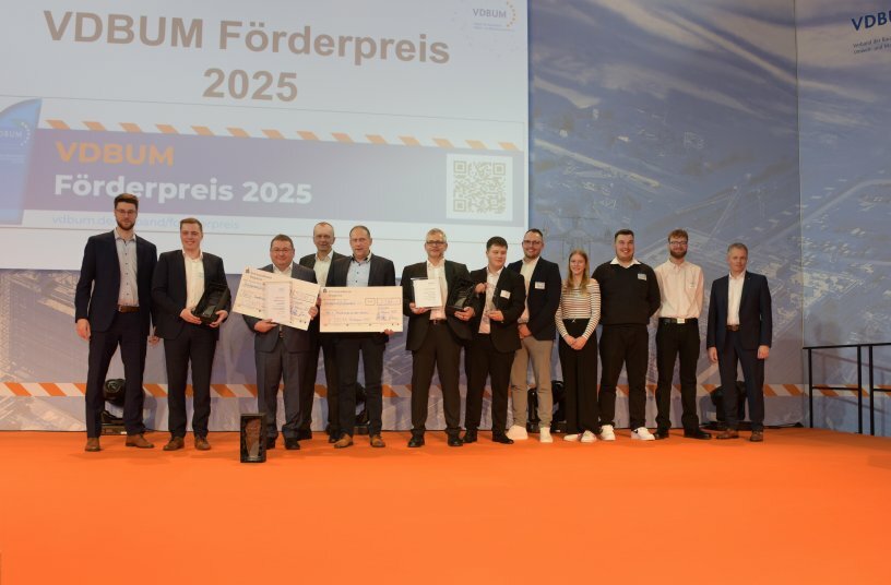 Glückliche Gewinner: Die drei Erstplatzierten des VDBUM- Förderpreises und Geehrten des Azubi-Sonderpreises mit VDBUM- Präsident Dirk Bennje (4.v.l.), seinem Stellvertreter Marco Fecke (l.) und Vorstand Prof. Jan Scholten (r.) Der neue VDBUM-Vorstand Dirk Jank (3.v.l.) nahm den Preis anstelle der verhinderten Hochtief- Vertreter an.<br>BILDQUELLE: VDBUM
