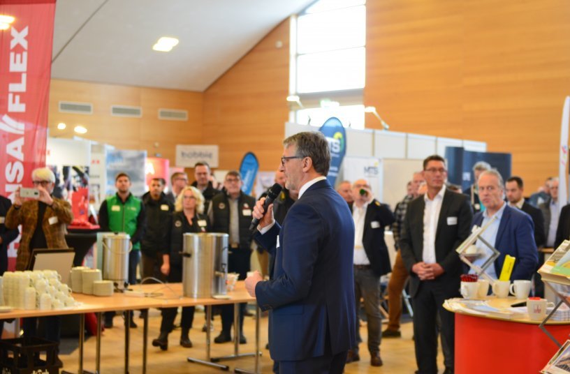 Herzlich willkommen: VDBUM-Geschäftsführer Dieter Schnittjer eröffnet die Fachausstellung, bei der sich erneut über 100 Unternehmen präsentiert haben. In den Vortragspausen bot sich hier viel Zeit zum fachlichen Austausch und zum „nutzwerken“.<br>BILDQUELLE: VDBUM