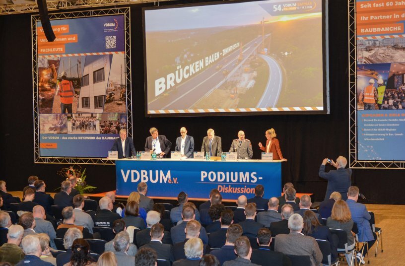 Einigkeit auf dem Podium: Die Akteure der Branche haben sich auf die anstehenden Bauaufgaben vorbereitet. Nun ist die Politik am Zuge.<br>BILDQUELLE: VDBUM