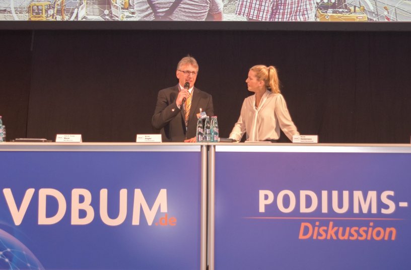 Nachgefragt: Alexandra von Lingen – hier im Gespräch mit Dieter Schnittjer - moderiert auch in diesem Jahr die VDBUM-Podiumsdiskussion, die einen schwungvollen Einstieg in das VDBUM Großseminar schafft.<br>BILDQUELLE: VDBUM