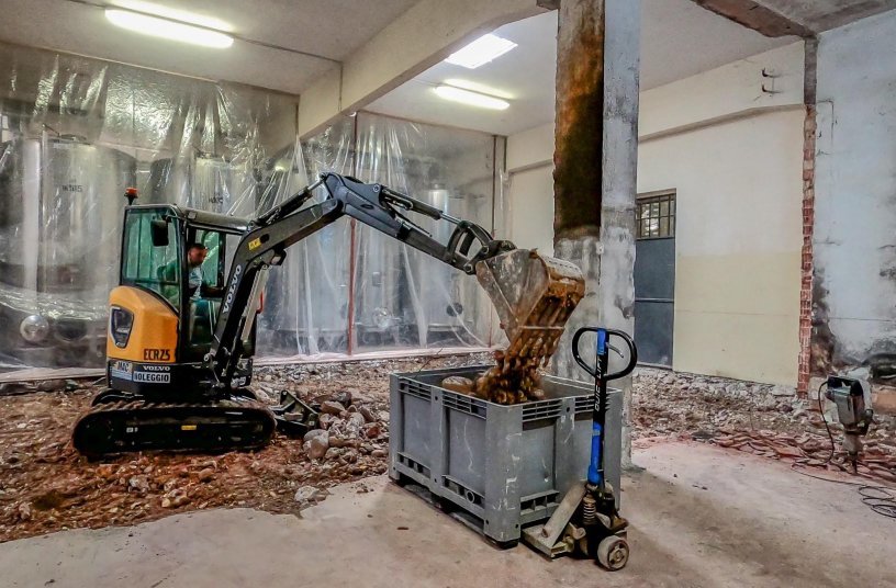 The ECR25 Electric working inside the wine cellar for the Bertani Winery in Italy<br>IMAGE SOURCE: Volvo Construction Equipment