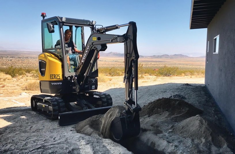 The ECR25 Electric in operation for customer Baltic Sands in California<br>IMAGE SOURCE: Volvo Construction Equipment