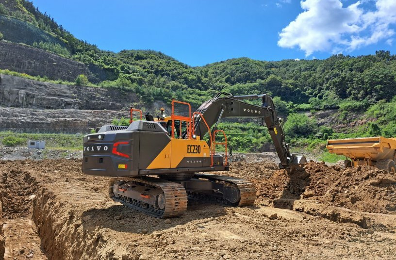 Hitachi ZX 130-3 excavator specs (2008 - 2013) | Diggers | LECTURA 