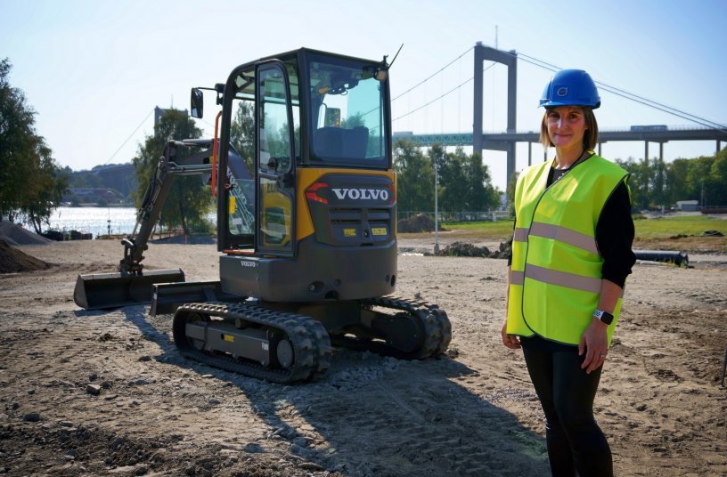 “We are committed to also helping our customers reach their own climate goals through complete site solutions with a holistic sustainable approach” says Carolina Diez Ferrer, here at one of the construction sites in Gothenburg, Färjenäsparken. <br> Image source: Volvo Construction Equipment