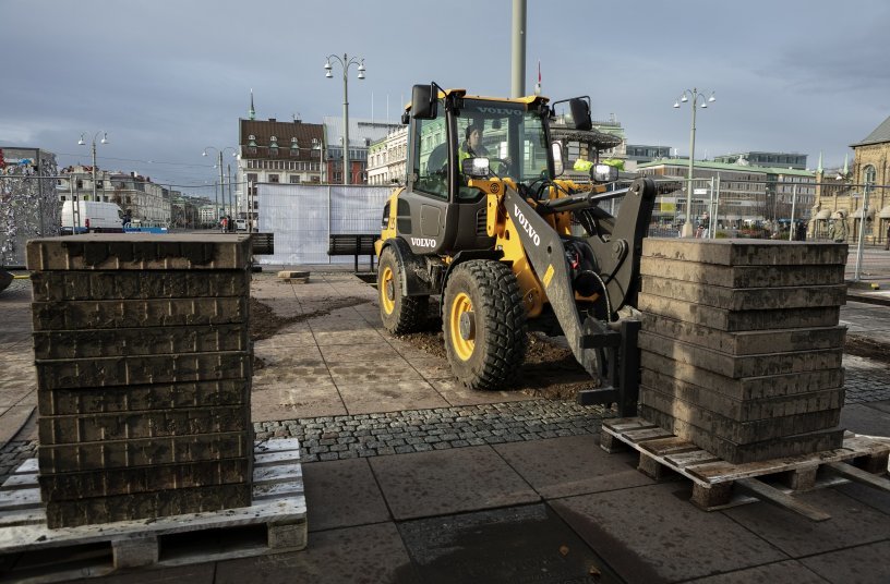 In the heart of Gothenburg, Sweden’s second largest city, is the central square Drottningtorget where the L25 electric is being put to the test, offering zero exhaust emissions, reduced noise, and a much more comfortable work environment. <br> Image source: Volvo Construction Equipment