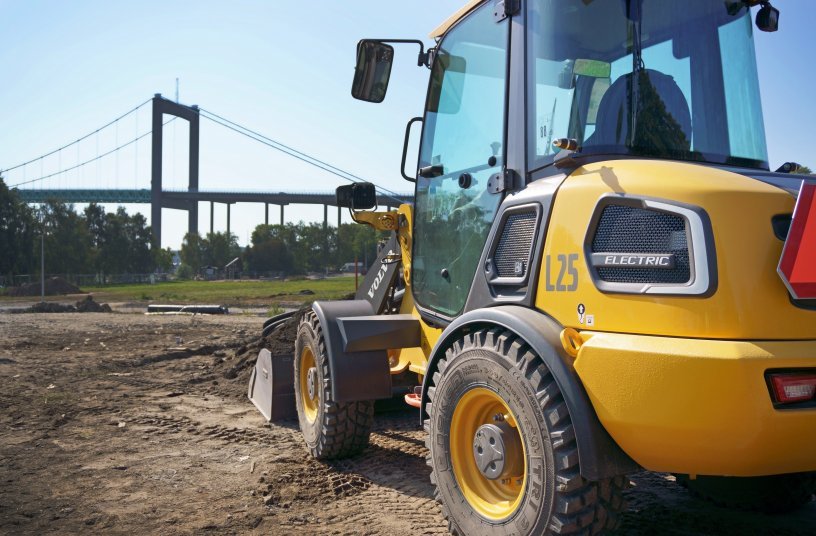 The L25 Electric offers zero exhaust emissions and low noise. <br> Image source: Volvo Construction Equipment