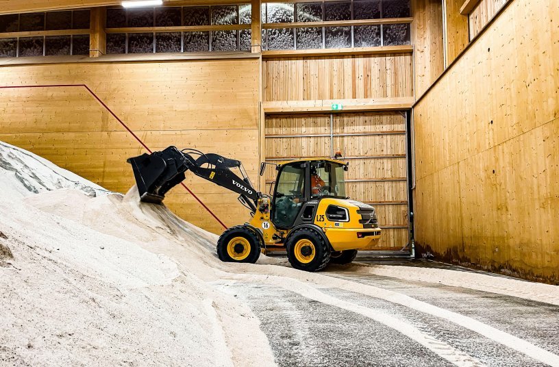 The machine's zero emissions, low noise and low vibrations are ideal for work inside the depot. <br> Image source: Volvo Construction Equipment