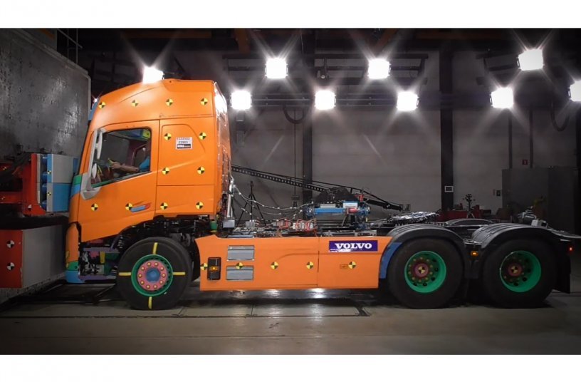 Volvo Trucks führt Crashtests mit Elektro-Lkw durch<br>BILDQUELLE: Volvo Trucks Deutschland