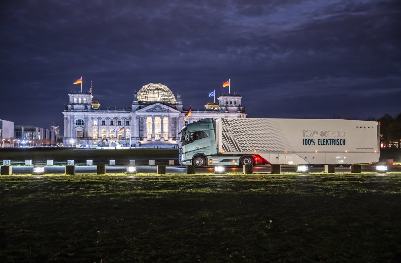Rein elektrisch von München nach Berlin: Volvo Trucks beweist die Langstreckentauglichkeit seiner schweren E-Lkw Volvo Trucks trotzt bei der sogenannten Miles Challenge den CO2-Emissionen auch auf langer Strecke. <br>BILDQUELLE: Volvo Trucks Deutschland