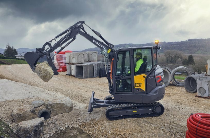 EC37 and ECR40: Compact power packs<br>IMAGE SOURCE: Volvo Construction Equipment