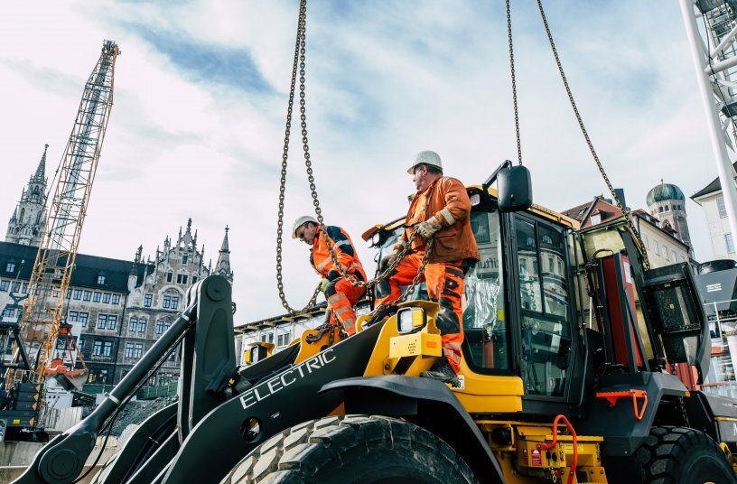 Der Radlader L120 Electric wird fachmännisch an einem der beiden Kräne am Marienhof in München befestigt.<br>BILDQUELLE: Volvo Construction Equipment