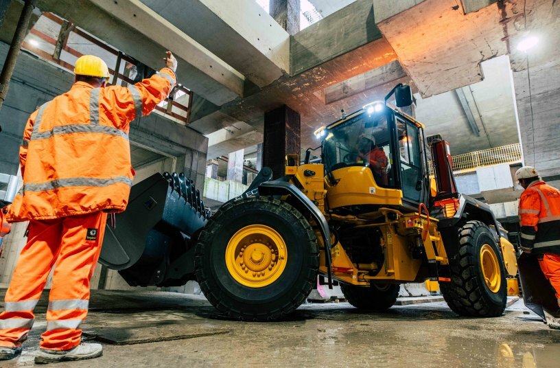 Auf dem Weg von der Ladestation zur Schleuse - hier kommt es beim Reinfahren auf jeden Zentimeter an.<br>BILDQUELLE: Volvo Construction Equipment
