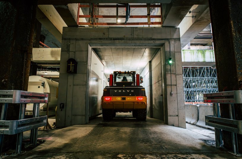 Durch diese Schleuse müssen alle Maschinen durch, um unter der Druckluft zu arbeiten.<br>BILDQUELLE: Volvo Construction Equipment