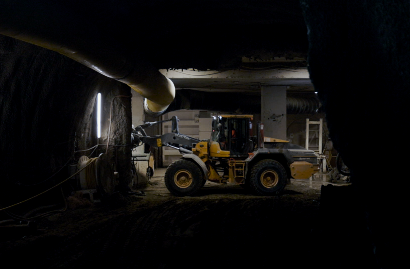 Der Radlader transportiert den gelösten Ausbruch vom Tunnelkopf zur Transportmulde.<br>BILDQUELLE: Volvo Construction Equipment