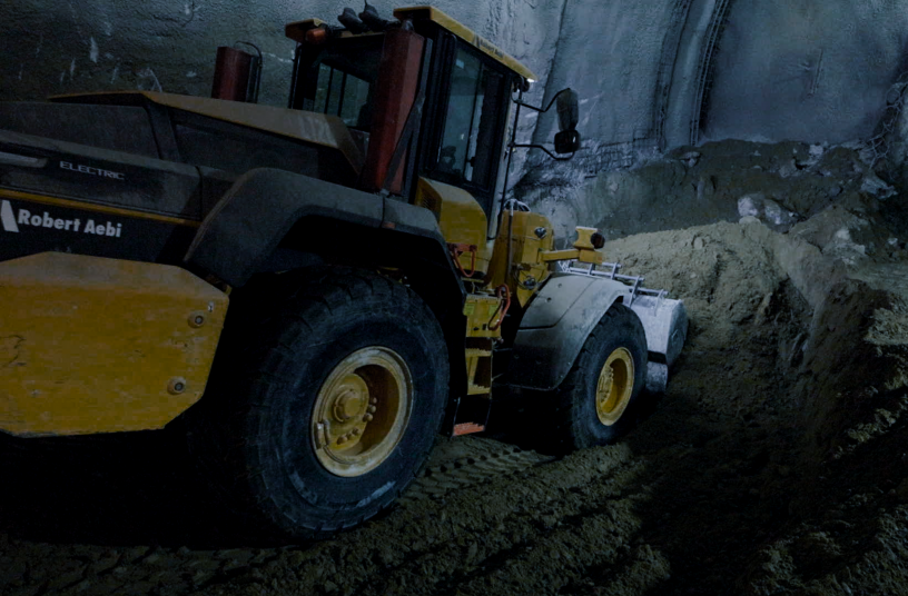 Der Radlader transportiert den gelösten Ausbruch vom Tunnelkopf zur Transportmulde<br>BILDQUELLE: Volvo Construction Equipment