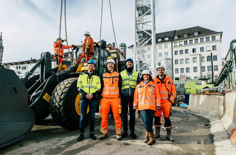 V.r.n.l. Paolo Mannesi - Volvo CE, Reinhold Boiger - ARGE Marienhof, Jascha Henjes - Volvo CE, Katrin Amborn - ARGE Marienhof und Maximilian Schwarz – ARGE Marienhof<br>BILDQUELLE: Volvo Construction Equipment