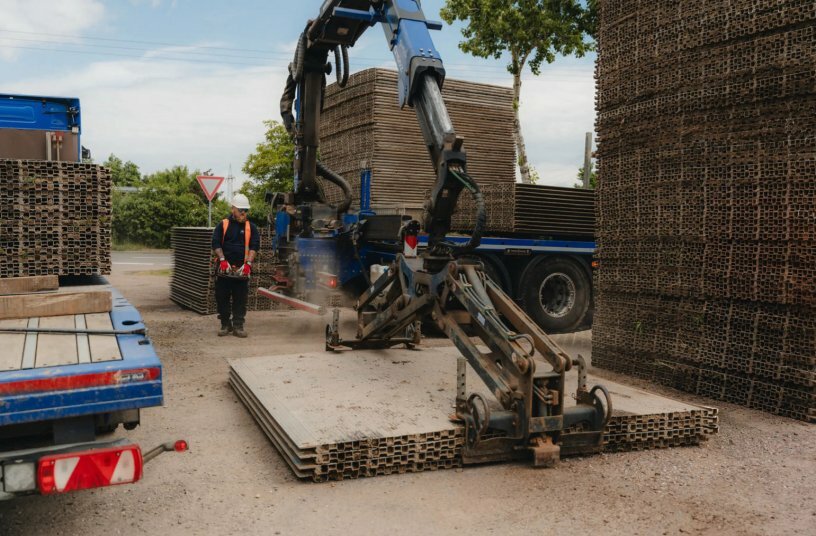 Sattelauflieger im Kundeneinsatz beim Bau mobiler Straßen<br>BILDQUELLE: Fliegl Fahrzeugbau GmbH