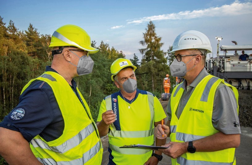 Roman Pistek, concrete road construction technology specialist, Eurovia CS, a.s. (pictured center), was highly impressed by the quality of the surface produced by the new Wirtgen SP 154(i). <br>Image source: Wirtgen GmbH