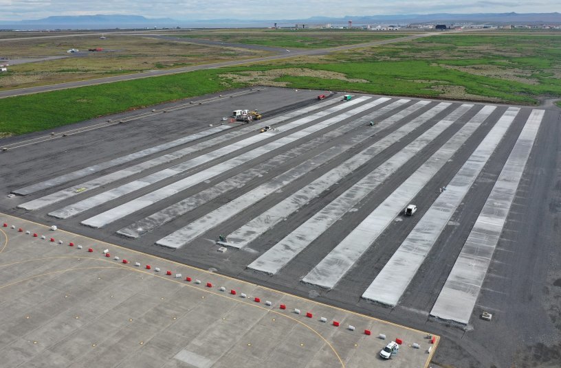 The extension of the parking apron is realized in the form of 31 separate strips connected to one another by tie bars inserted along their sides.<br>IMAGE SOURCE: WIRTGEN GROUP
