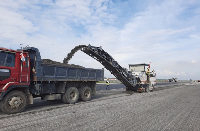 The high-performance loading of the milled material into trucks by the Wirtgen large milling machines also contributed to the efficient removal of the asphalt. <br> Image source: WIRTGEN GROUP