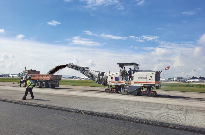 A total of six large milling machines from Wirtgen, each with a milling width of 2.0 m, quickly and precisely removed the asphalt at Kuala Lumpur International Airport in Malaysia. <br> Image source: WIRTGEN GROUP